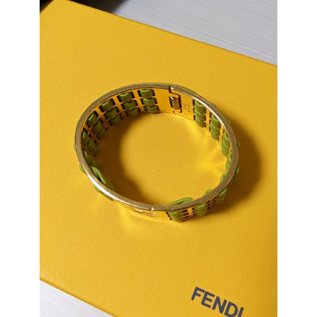 FENDI(フェンディ)の【美品】FENDI　フェンディ　ズッカ柄　グリーン　バングル　ブレスレット レディースのアクセサリー(ブレスレット/バングル)の商品写真