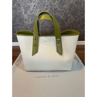 チャールズアンドキース(Charles and Keith)の【新品、未使用】メタリックアクセント ダブルハンドルバッグ(トートバッグ)