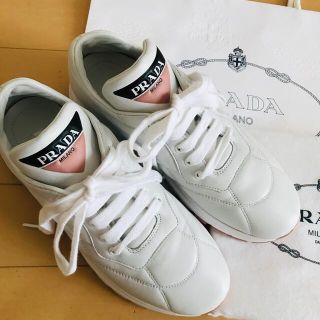 カーです PRADA 23㎝ ロゴ スニーカー レディース 白の通販 by 値下げ