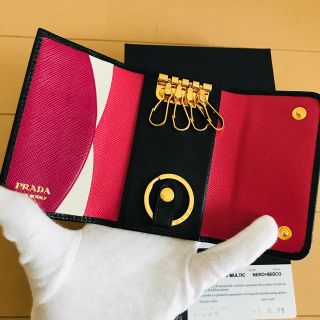 プラダ(PRADA)の新作　新型　新品同様　極美品　PRADA プラダ　キーケース　マルチカラー (キーケース)