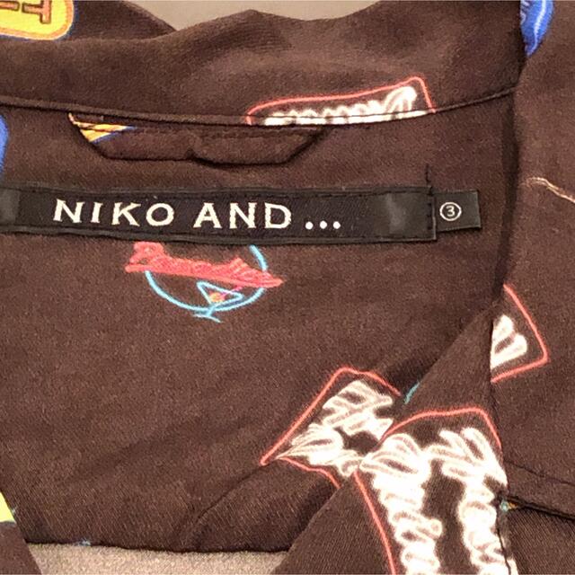 niko and...(ニコアンド)の総柄プリントシャツ 黒系ネオン メンズのトップス(シャツ)の商品写真