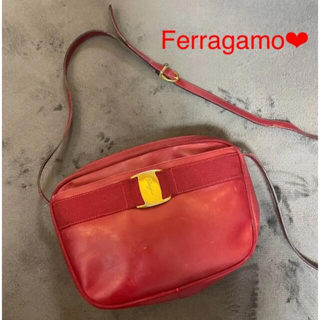 Salvatore Ferragamo(サルヴァトーレフェラガモ)のFerragamo ヴァラ ショルダーバッグ レザー 赤 斜め掛け レディースのバッグ(ショルダーバッグ)の商品写真