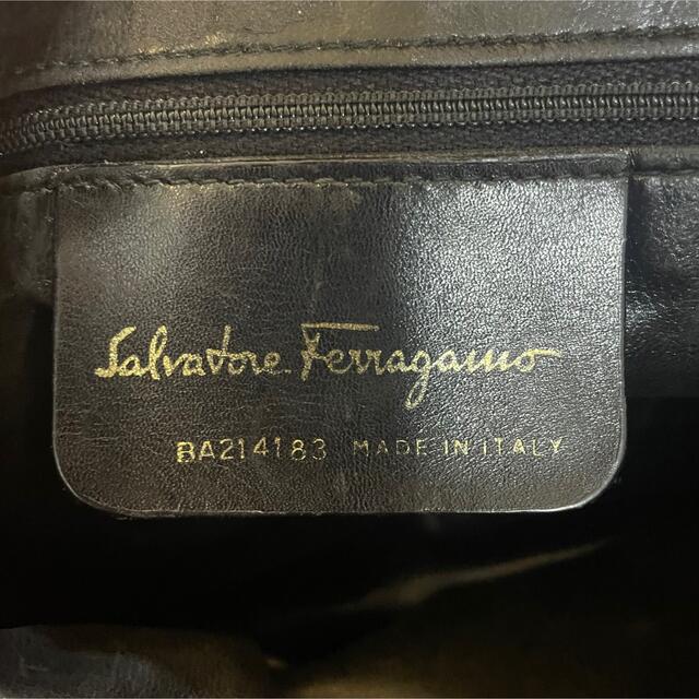 Salvatore Ferragamo(サルヴァトーレフェラガモ)のFerragamo ヴァラ ショルダーバッグ レザー 赤 斜め掛け レディースのバッグ(ショルダーバッグ)の商品写真