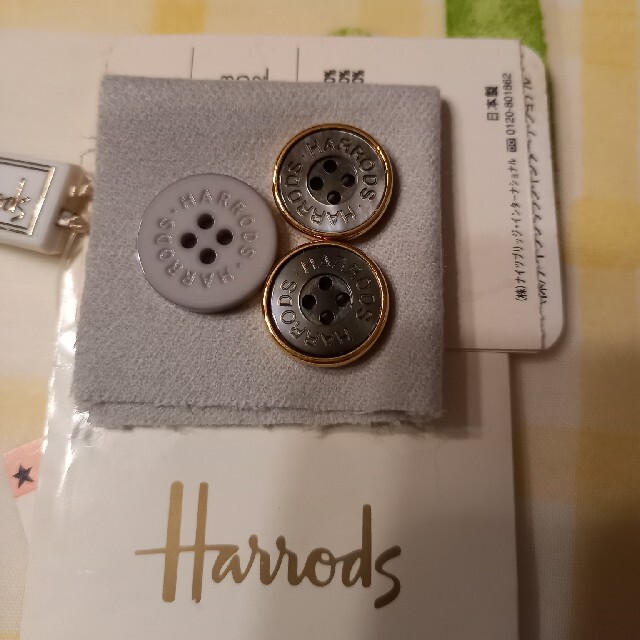 Harrods(ハロッズ)のHarrods　グレー系ボタン３つ　余り布 レディースのファッション小物(その他)の商品写真