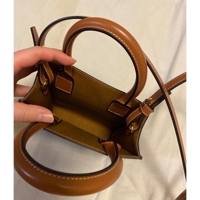 celine(セリーヌ)のセリーヌ CELINE ミニ バーティカルカバ トリオンフ　キャンバス　タン レディースのバッグ(ショルダーバッグ)の商品写真