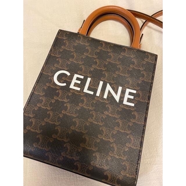 celine(セリーヌ)のセリーヌ CELINE ミニ バーティカルカバ トリオンフ　キャンバス　タン レディースのバッグ(ショルダーバッグ)の商品写真