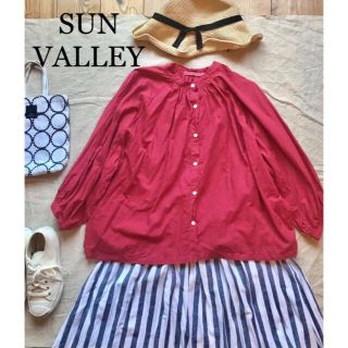 サンバレー(SUNVALLEY)のSUN VALLEY 製品染め コットンリネン バンドカラー ブラウス 赤 綿麻(シャツ/ブラウス(長袖/七分))