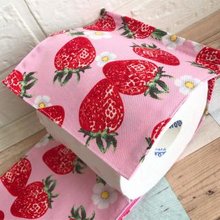 ハンドメイド✂️ピンクのいちご🍓トイレットペーパーホルダー(雑貨)