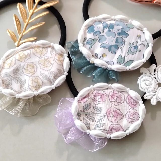 ハンドメイドビーズ刺繍ヘアゴム（スリーピングローズイエロー） ハンドメイドのアクセサリー(ヘアアクセサリー)の商品写真