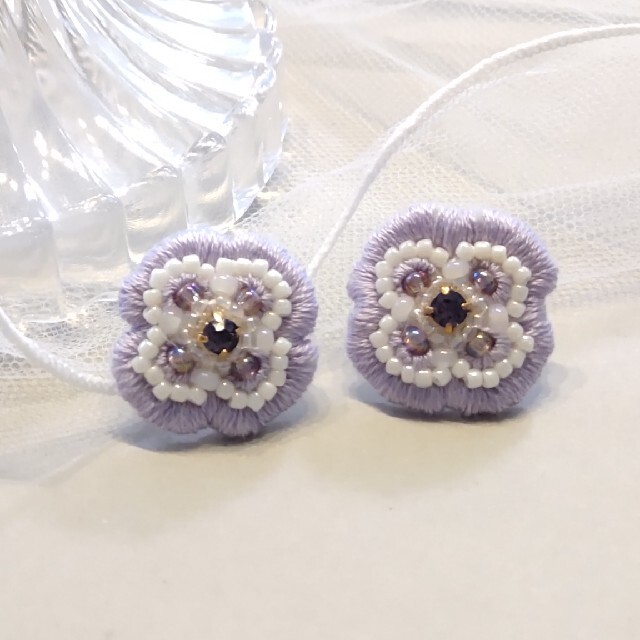 ハンドメイドビーズ刺繍ピアス（むらさきの花） ハンドメイドのアクセサリー(ピアス)の商品写真