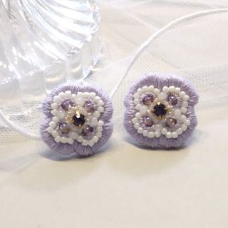 ハンドメイドビーズ刺繍ピアス（むらさきの花）(ピアス)