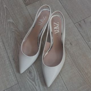 ザラ(ZARA)のZARA　白パンプス　ヒール約6cm(ハイヒール/パンプス)