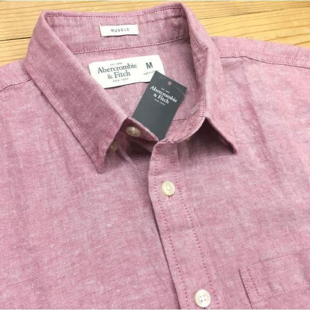 Abercrombie&Fitch(アバクロンビーアンドフィッチ)の新品【メンズXS】★アバクロ★麻素材！裾タグ付き半袖シャツ/赤/リネン無地 メンズのトップス(シャツ)の商品写真