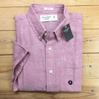 アバクロンビーアンドフィッチ(Abercrombie&Fitch)の新品【メンズXS】★アバクロ★麻素材！裾タグ付き半袖シャツ/赤/リネン無地(シャツ)