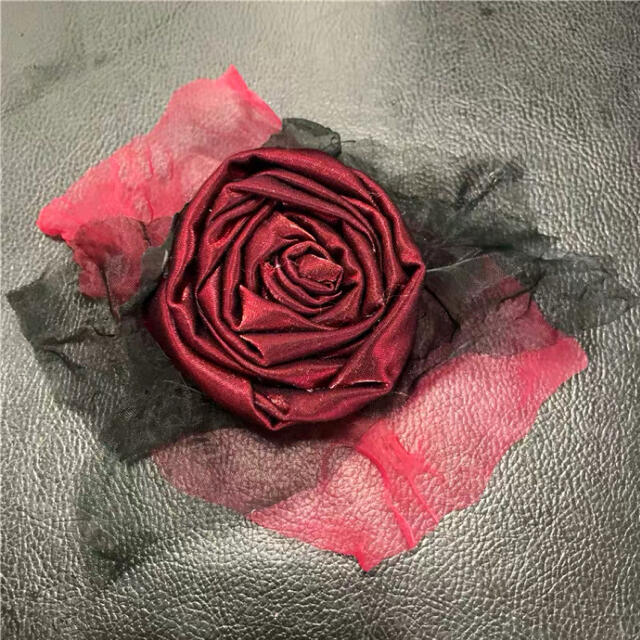 Yohji Yamamoto(ヨウジヤマモト)のヨウジ風　枯れ焼き薔薇　黒赤ブローチ　コサージュ　ゴシックロリータ やみかわ   レディースのアクセサリー(ブローチ/コサージュ)の商品写真