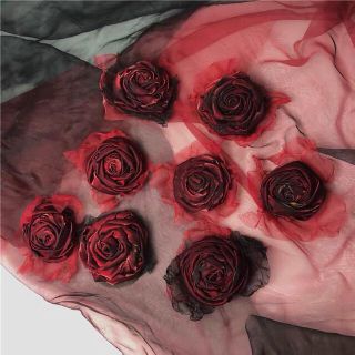 ヨウジヤマモト(Yohji Yamamoto)のヨウジ風　枯れ焼き薔薇　黒赤ブローチ　コサージュ　ゴシックロリータ やみかわ  (ブローチ/コサージュ)