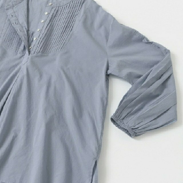 Sonny Label(サニーレーベル)のコットンタックドレスシャツ　長袖ブラウス　ライトブルー レディースのトップス(シャツ/ブラウス(長袖/七分))の商品写真