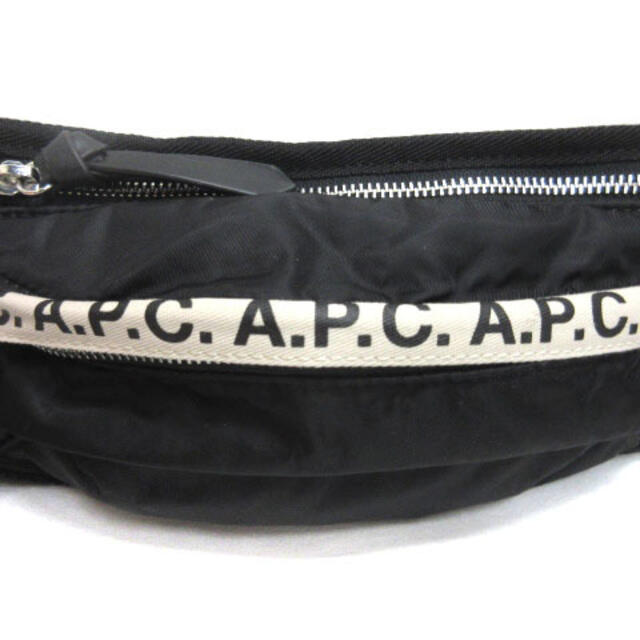 A.P.C(アーペーセー)のアーペーセー A.P.C. BANANA REPEAT ロゴ ボディバッグ メンズのバッグ(ボディーバッグ)の商品写真