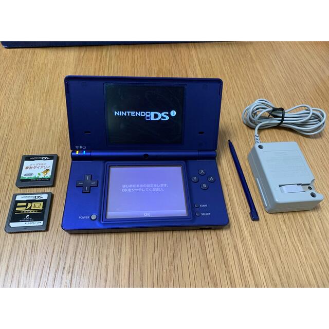 任天堂(ニンテンドウ)のDS ニンテンドーDS i 本体 ブルー 充電器付き　ゲームソフト2点付き エンタメ/ホビーのゲームソフト/ゲーム機本体(携帯用ゲーム機本体)の商品写真