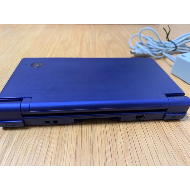 任天堂(ニンテンドウ)のDS ニンテンドーDS i 本体 ブルー 充電器付き　ゲームソフト2点付き エンタメ/ホビーのゲームソフト/ゲーム機本体(携帯用ゲーム機本体)の商品写真