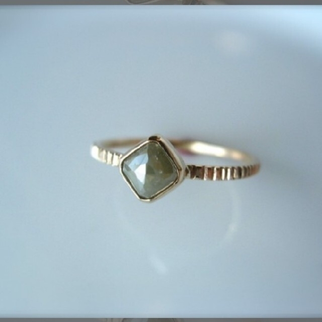 【お値下げ】lily&co. ベージュグレーダイヤモンドリング レディースのアクセサリー(リング(指輪))の商品写真