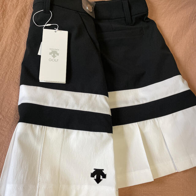 独特の上品 DESCENTE - デサント レディースゴルフウェア スカート 白黒 春 レディースウェア