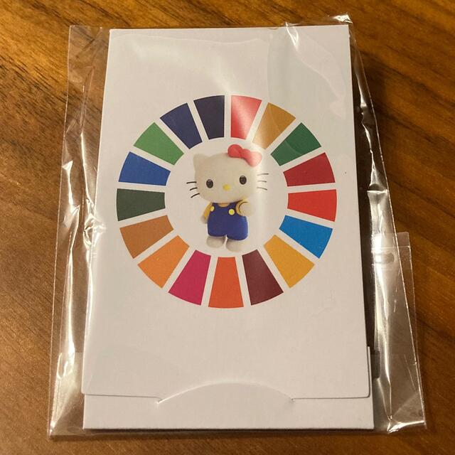 サンリオ(サンリオ)のハローキティ　SDGs　国連公式ラペルピン　バッジ レディースのアクセサリー(ブローチ/コサージュ)の商品写真