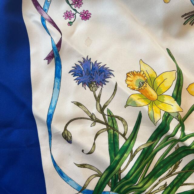 Gucci(グッチ)のグッチ　スカーフ　シルク　ヴィンテージ　ブルー　青　花柄 レディースのファッション小物(バンダナ/スカーフ)の商品写真