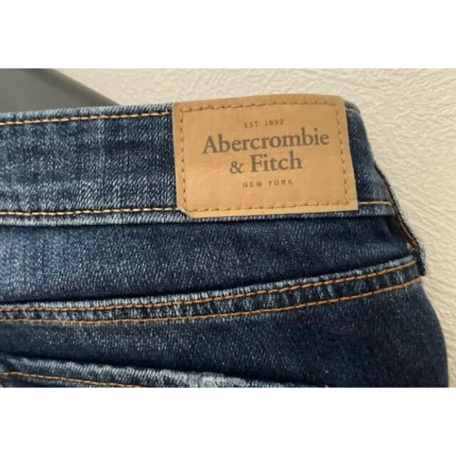 Abercrombie&Fitch(アバクロンビーアンドフィッチ)のAbercrombie & Fitch ダメージジーンズ レディースのパンツ(デニム/ジーンズ)の商品写真
