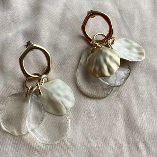 アッシュペーフランス(H.P.FRANCE)の【値下げ】ピアス　ペタル　アクリル　ハンドメイド　花びら(ピアス)