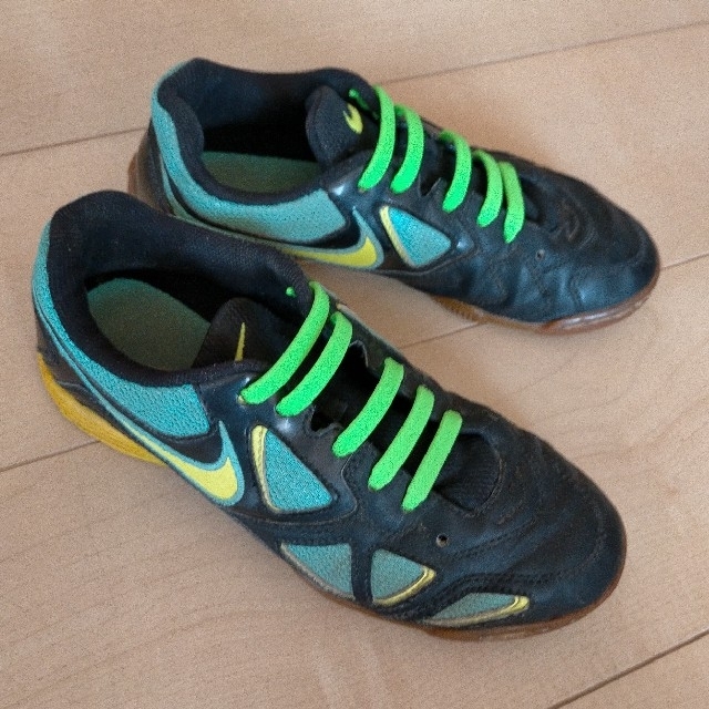 NIKE(ナイキ)のNIKE ナイキ サッカー フットサル トレシュー　スニーカー　結ばない靴紐 キッズ/ベビー/マタニティのキッズ靴/シューズ(15cm~)(スニーカー)の商品写真