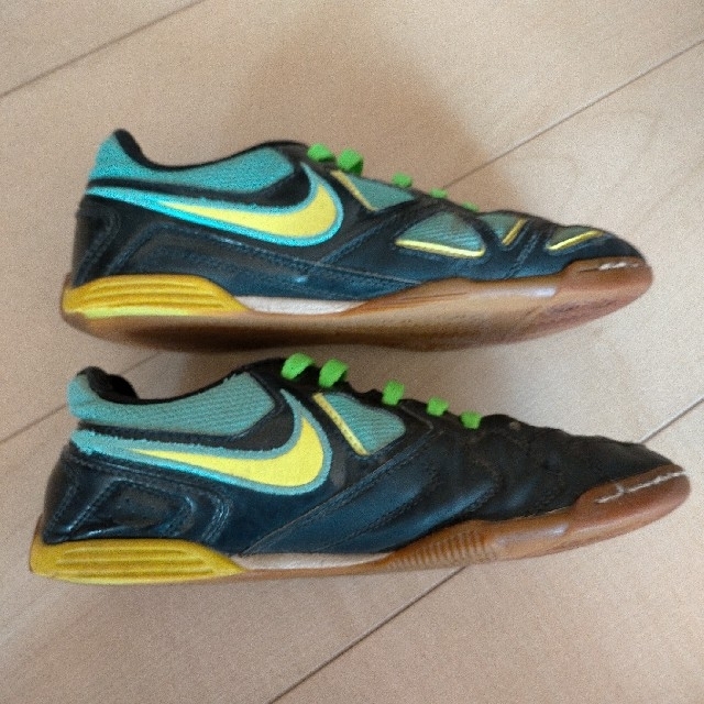 NIKE(ナイキ)のNIKE ナイキ サッカー フットサル トレシュー　スニーカー　結ばない靴紐 キッズ/ベビー/マタニティのキッズ靴/シューズ(15cm~)(スニーカー)の商品写真