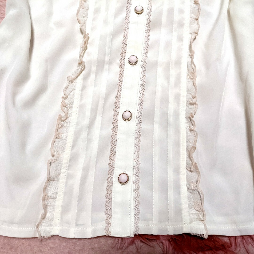 LIZ LISA(リズリサ)の新品タグ付き♥リズリサ❤白❤ピンク❤フリル＆ハート❤ブローチ付き♥ブラウス レディースのトップス(シャツ/ブラウス(半袖/袖なし))の商品写真