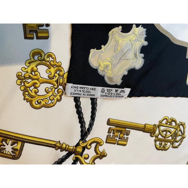 Hermes(エルメス)の美品　人気の鍵柄　ブラック　エルメス　スカーフ　カレ90 レディースのファッション小物(バンダナ/スカーフ)の商品写真
