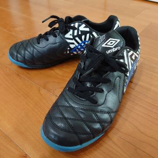 アンブロ(UMBRO)のアンブロ　サッカー　トレーニングシューズ　幅広　23.5センチ(シューズ)