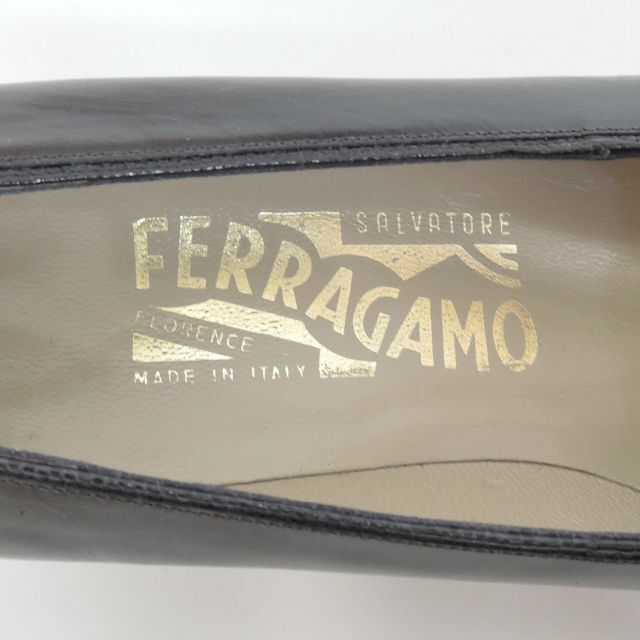 Salvatore Ferragamo(サルヴァトーレフェラガモ)のサルヴァトーレ フェラガモ LILLA  ベルト金具 レザー ヒール パンプス レディースの靴/シューズ(ハイヒール/パンプス)の商品写真