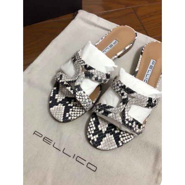 PELLICO(ペリーコ)の専用です。PELLICO “SAMI” パイソン柄フラットミュールサンダル 36 レディースの靴/シューズ(サンダル)の商品写真