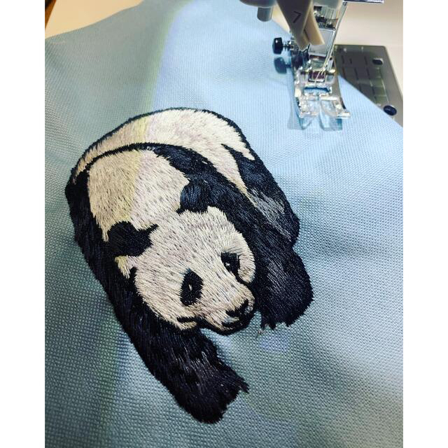 パンダ刺繍のポンポンスクエアポーチ