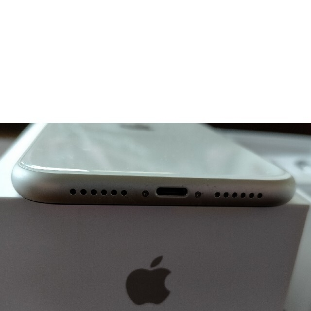 iPhone(アイフォーン)のiPhone11 128GB ホワイト箱付き美品 スマホ/家電/カメラのスマートフォン/携帯電話(スマートフォン本体)の商品写真