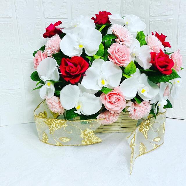 薔薇と胡蝶蘭の優雅で華やかなフラワーアレンジメント 誕生日