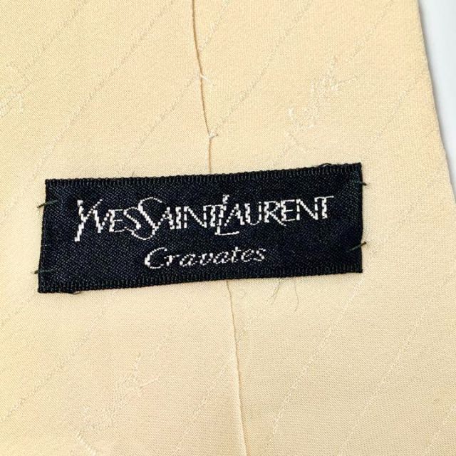 Saint Laurent(サンローラン)の【美品】イヴ　サンローラン　ネクタイ　ホワイトベージュ　ストライプ　YSL ロゴ メンズのファッション小物(ネクタイ)の商品写真