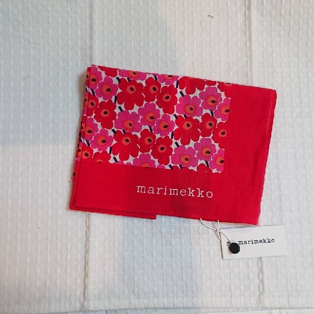 marimekko(マリメッコ)のAstrilli Mini Unikko　スカーフ　レッド レディースのファッション小物(バンダナ/スカーフ)の商品写真