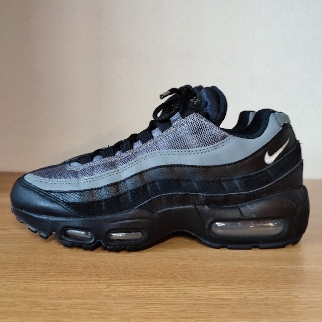 NIKE(ナイキ)の美品 大人気 NIKE AIR MAX 95 ESSENTIAL レディースの靴/シューズ(スニーカー)の商品写真