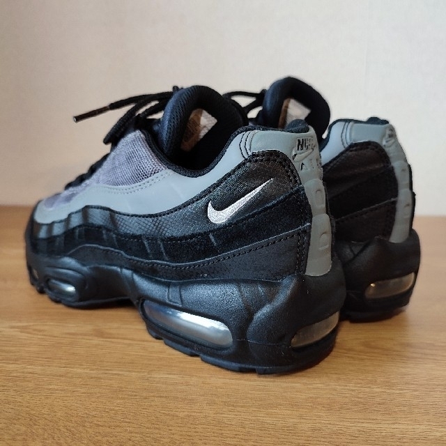 NIKE(ナイキ)の美品 大人気 NIKE AIR MAX 95 ESSENTIAL レディースの靴/シューズ(スニーカー)の商品写真