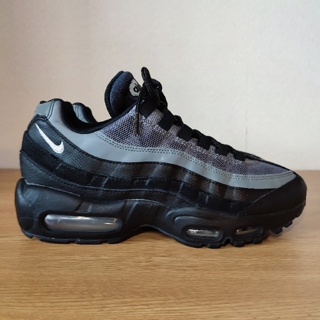 NIKE(ナイキ)の美品 大人気 NIKE AIR MAX 95 ESSENTIAL レディースの靴/シューズ(スニーカー)の商品写真