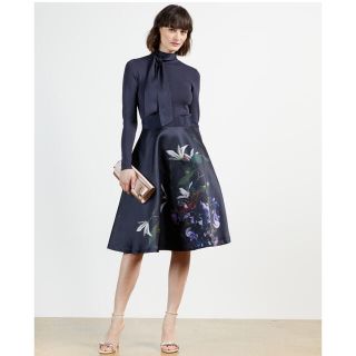 テッドベイカー(TED BAKER)の❤️Ted baker 新作新品　花柄　長袖ネイビーワンピース　オシャレ(ひざ丈ワンピース)