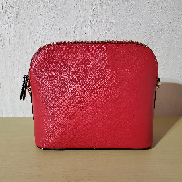 Victoria's Secret(ヴィクトリアズシークレット)のヴィクトリアシークレット　ショルダーバッグ　ショルダー　鞄　レッド　赤　PINK レディースのバッグ(ショルダーバッグ)の商品写真