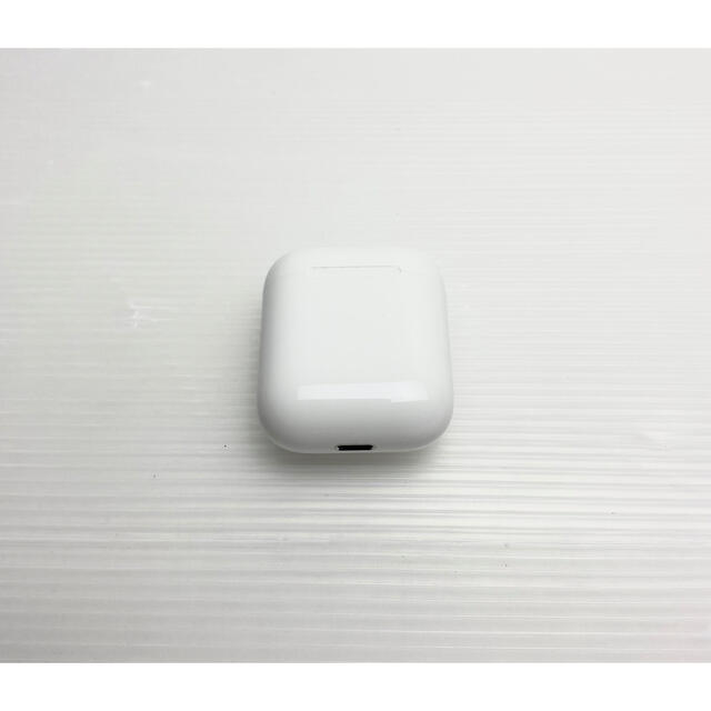 Apple(アップル)の【完全動作品】Apple アップル AirPods 第1世代 充電ケース スマホ/家電/カメラのオーディオ機器(ヘッドフォン/イヤフォン)の商品写真