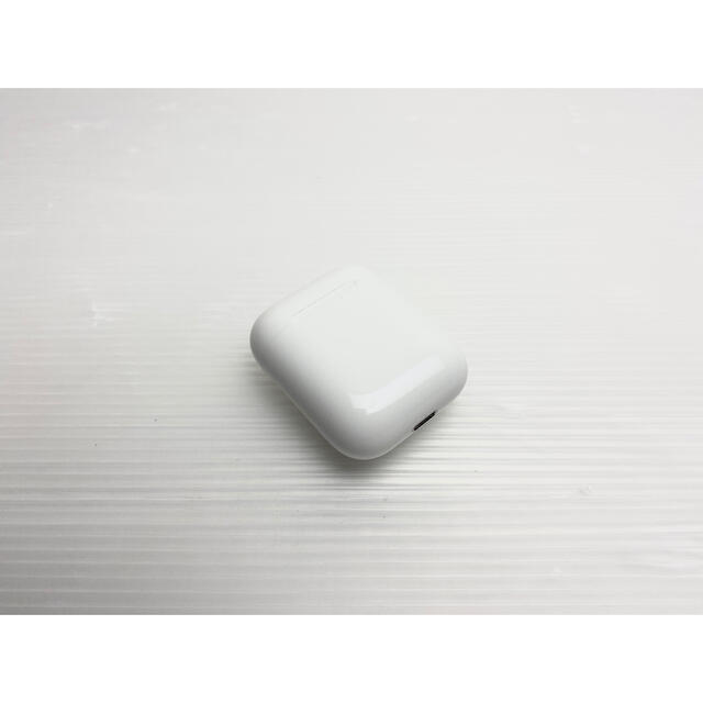 Apple(アップル)の【完全動作品】Apple アップル AirPods 第1世代 充電ケース スマホ/家電/カメラのオーディオ機器(ヘッドフォン/イヤフォン)の商品写真