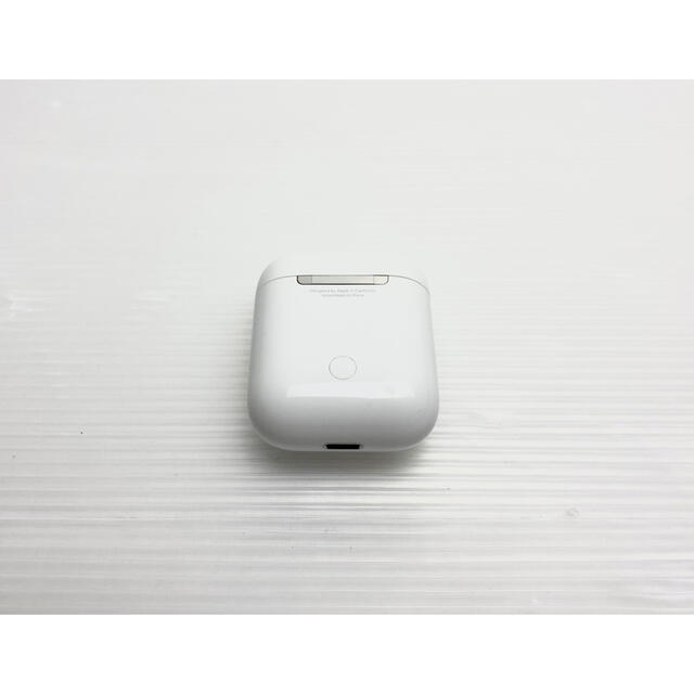 Apple(アップル)の【完全動作品】Apple アップル AirPods 第1世代 充電ケース スマホ/家電/カメラのオーディオ機器(ヘッドフォン/イヤフォン)の商品写真